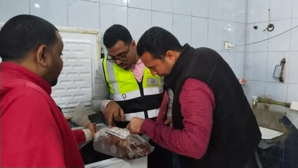 ضبط لحوم وإعدام أغذية غير صالحة وتحرير 37 محضر بنجع حمادي ونقادة 