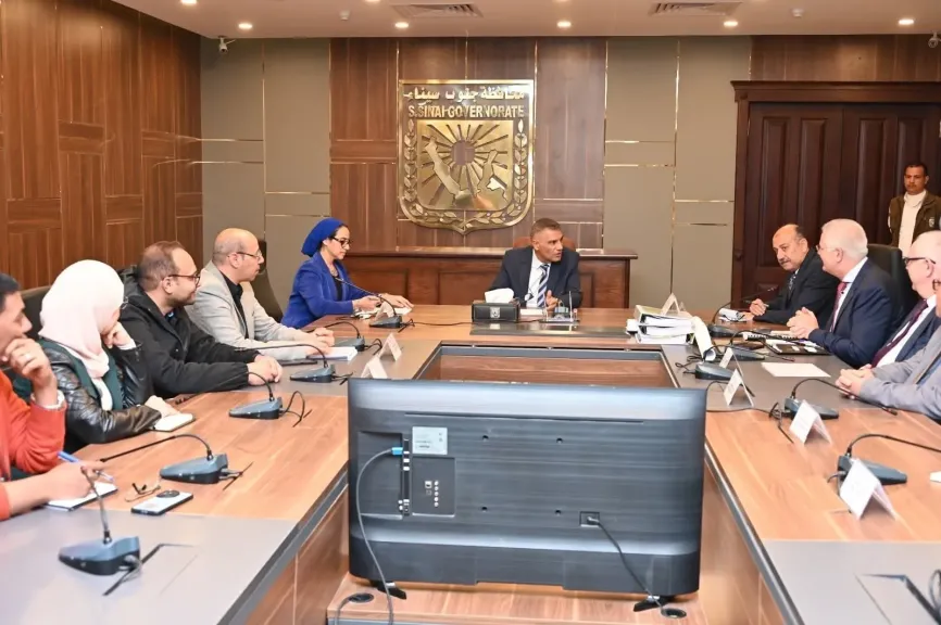 محافظ جنوب سيناء يستقبل وفد شركة تنفيذ إنتاج الهيدروجين الأخضر بطور سيناء