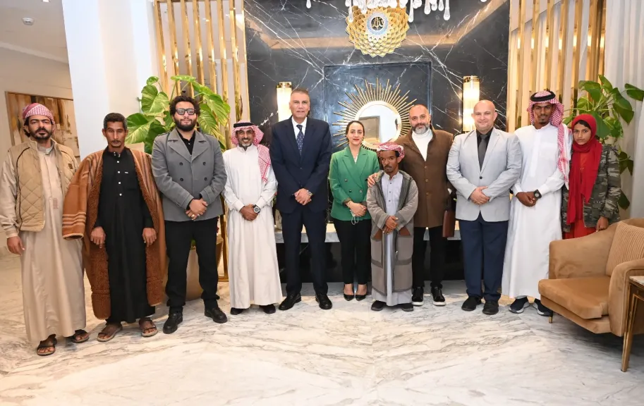 محافظ جنوب سيناء يبحث مع صُنّاع فيلم «خريزة على الخريطة» مطالب أهالي القرية 