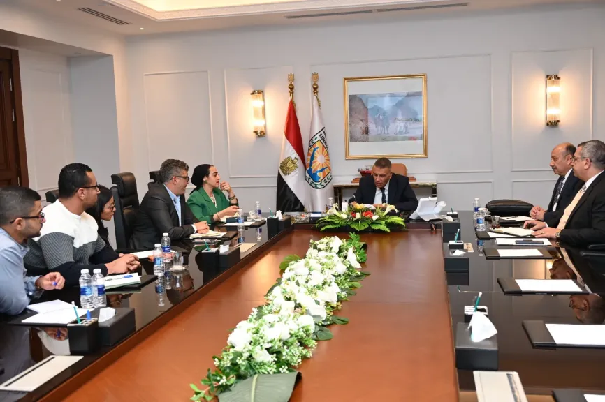 محافظ جنوب سيناء يستعرض مستجدات تحويل شرم الشيخ للمدينة الخضراء 
