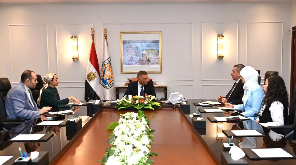 محافظ جنوب سيناء يبحث حماية الطيور المهاجرة والنادرة 