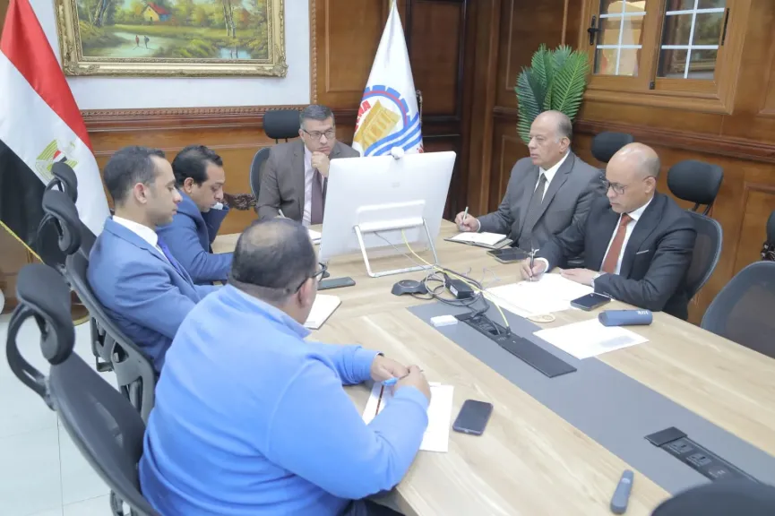 محافظ قنا يشارك في إجتماع مجلس المحافظين
