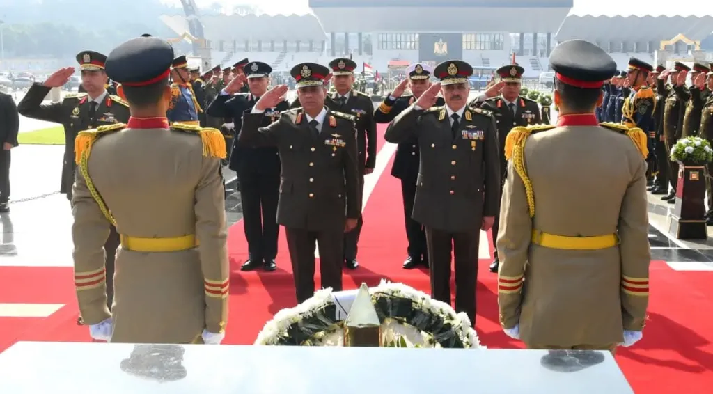 وزير الدفاع والإنتاج الحربى يضع إكليل من الزهور لشهداء القوات المسلحة 