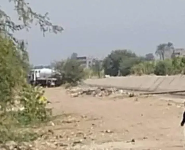 ضبط سيارة تفرغ مخلفات الصرف الصحي بترعة بقوص 