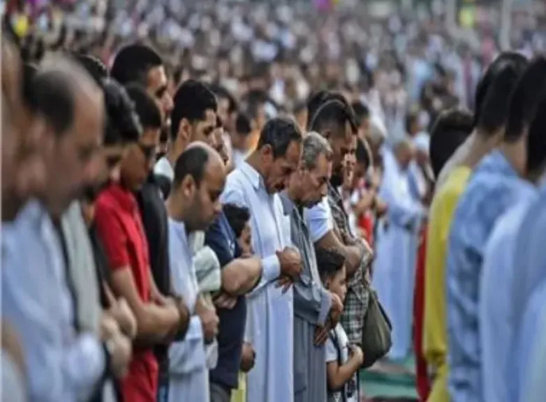  صلاة الرجال بجوار النساء 