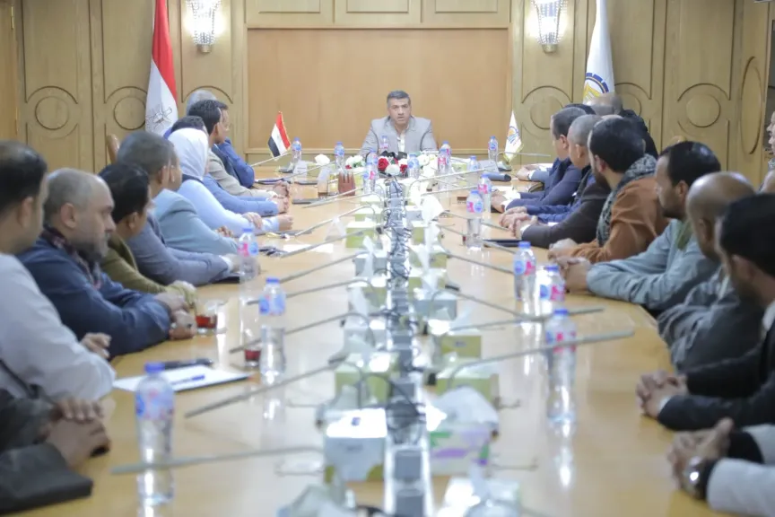 محافظ قنا يجتمع مع أعضاء الغرفة التجارية وكبار التجار 