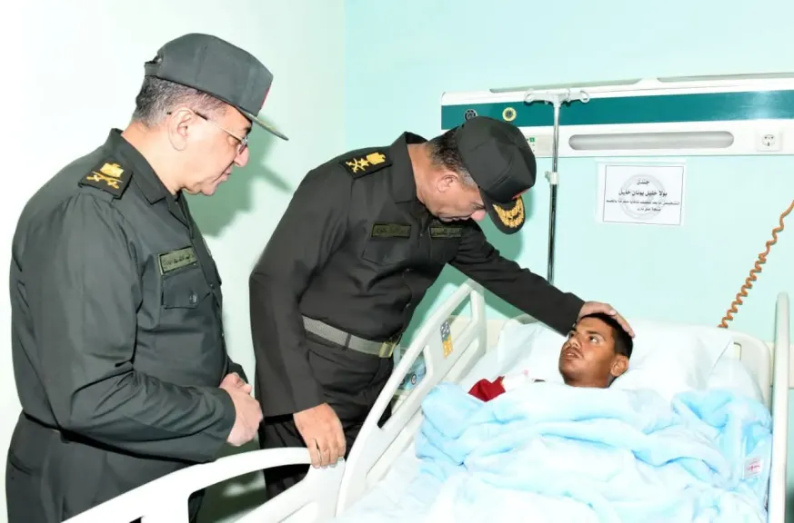 وزير الدفاع والإنتاج الحربى يزور عدد من المصابين بمجمع الجلاء الطبى 