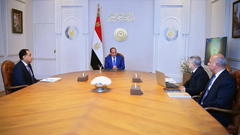 الرئيس السيسي يتابع تطورات أوضاع الحرب علي قناة السويس 