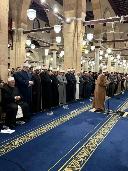 أئمة قبلة الجامع الأزهر يؤدون صلاة التراويح في الليلة السابعة والعشرين من رمضان