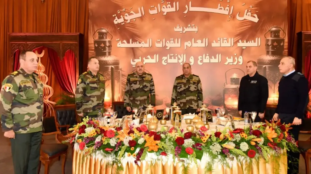 وزير الدفاع والإنتاج الحربى يلتقى بمقاتلى القوات الجوية 