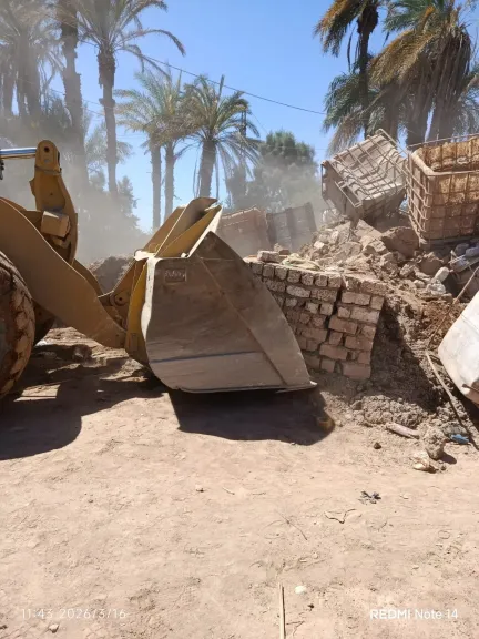 إزالة 27 حالة تعد بقريتي الأشراف ودندرة