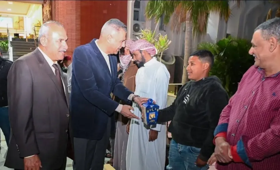 محافظ جنوب سيناء يسلم مواد غذائية لعمال مجلس ومدينة الطور  