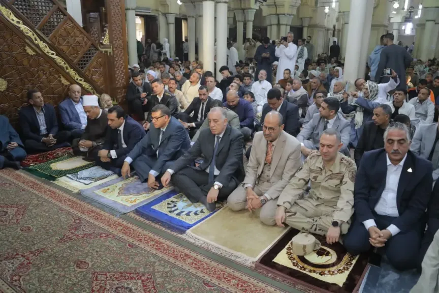 محافظ قنا يؤدي صلاة عيد الفطر المبارك 