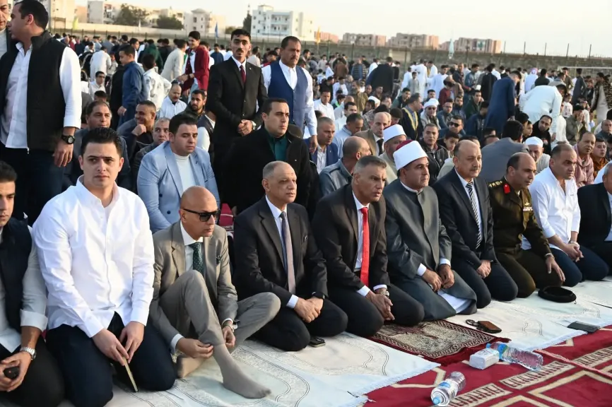 محافظ جنوب سيناء يؤدي صلاة عيد الفطر بإستاد طور سيناء 