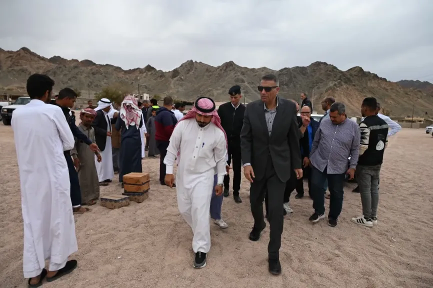 محافظ جنوب سيناء يزور أهالي تجمع وادي خريزة بشرم الشيخ 