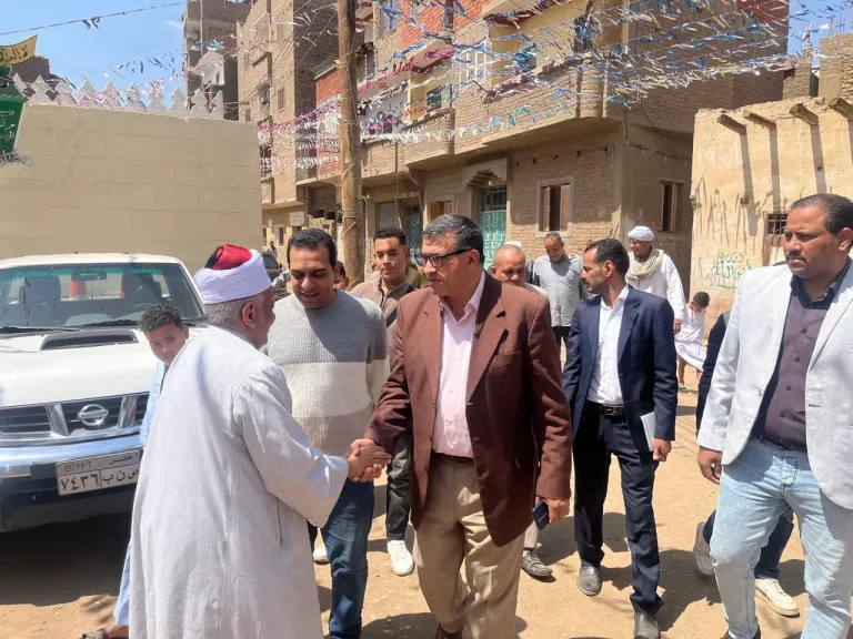 محافظ قنا يستمع لشكاوى الأهالي بقرية دندرة