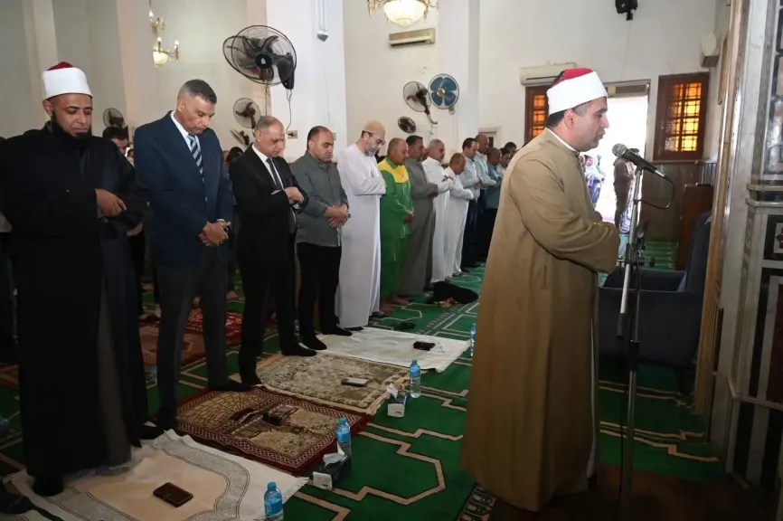 محافظ جنوب سيناء يؤدي صلاة الجمعة بشرم الشيخ