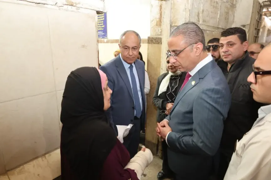 محافظ الجيزة يستمع لملاحظات المرضى ويوجه بسرعة تلبية احتياجاتهم بمستشفى أم المصريين