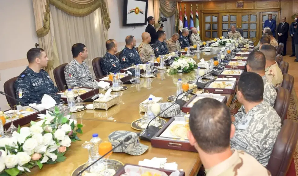 وزير الدفاع يلتقى بعددٍ من مقاتلى الأفرع الرئيسية 