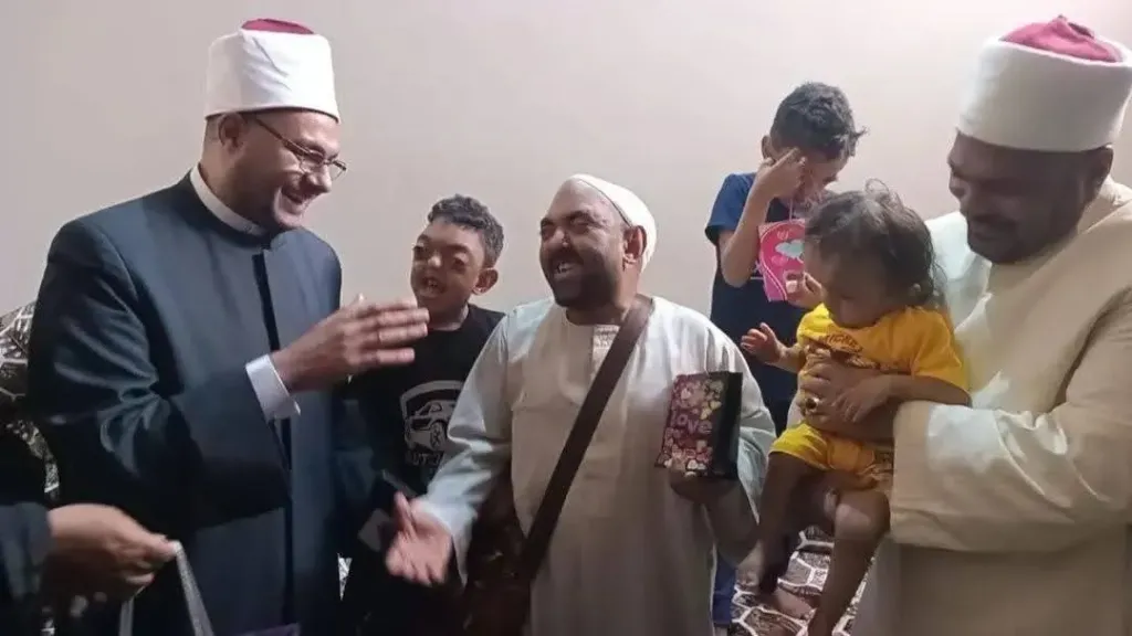 جانب من وفد وزارة الاوقاف للشيخ محمد حسن