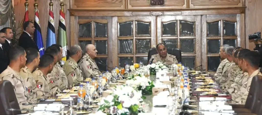 وزير الدفاع يلتقى بمقاتلى الجيشين الثانى والثالث الميدانيين 