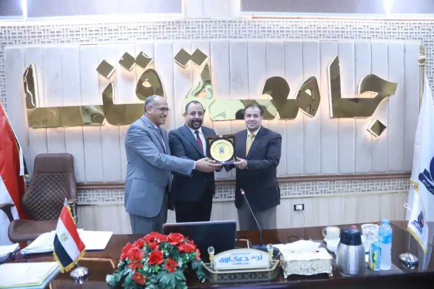مجلس جامعة قنا يكرم المدير التنفيذي لمستشفيات قنا الجامعية  