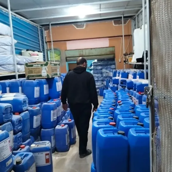 ضبط مخزن غير مرخص لتصنيع مواد ومطهرات وكيماويات محظورة 