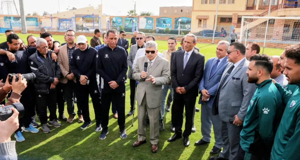 رئيس هيئة القناة يقدم التهنئة لفريق كرة القدم  