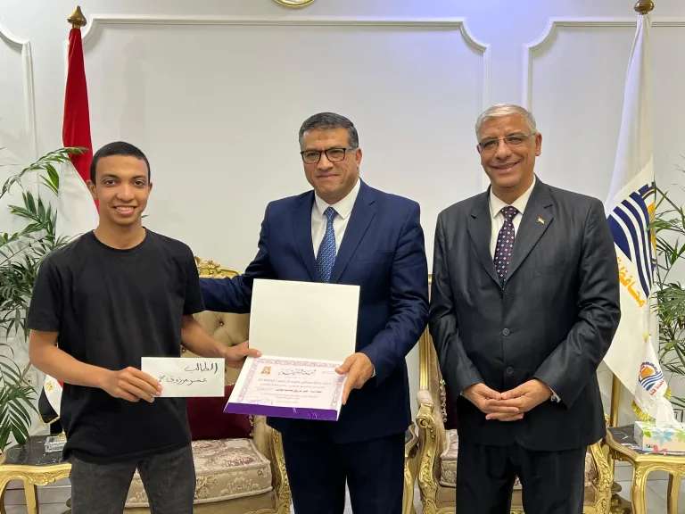 محافظ قنا يكرم الطلاب المتفوقين وطلاب STEM 