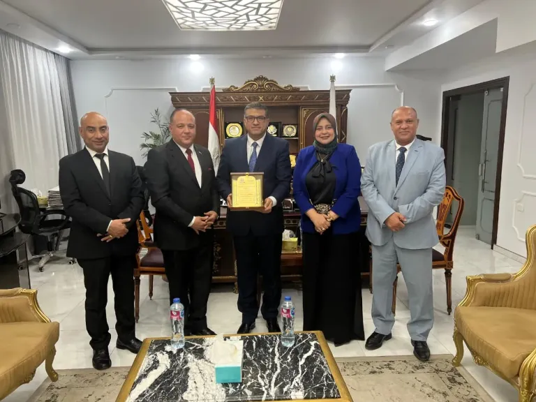 محافظ قنا يستقبل وفد مدارس النيل المصرية الدولية 