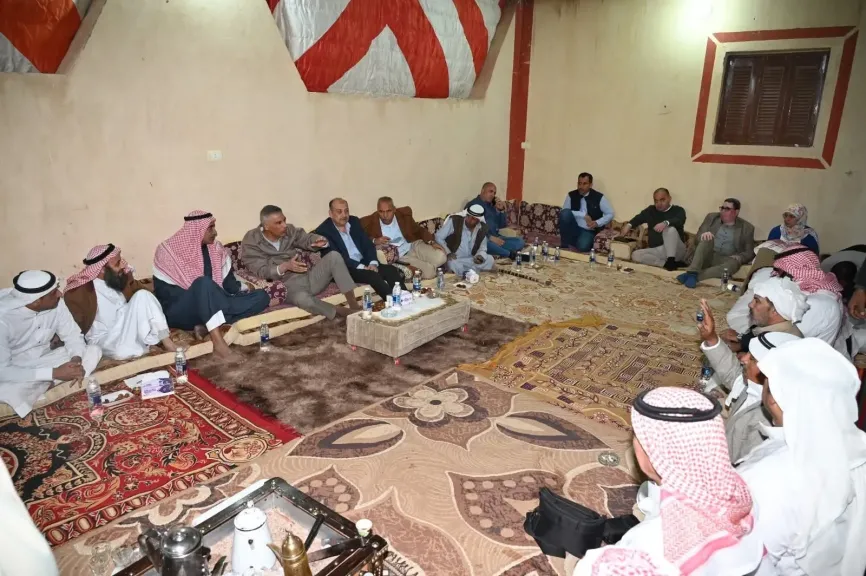 محافظ جنوب سيناء يلتقي بمشايخ وبدو طور سيناء 
