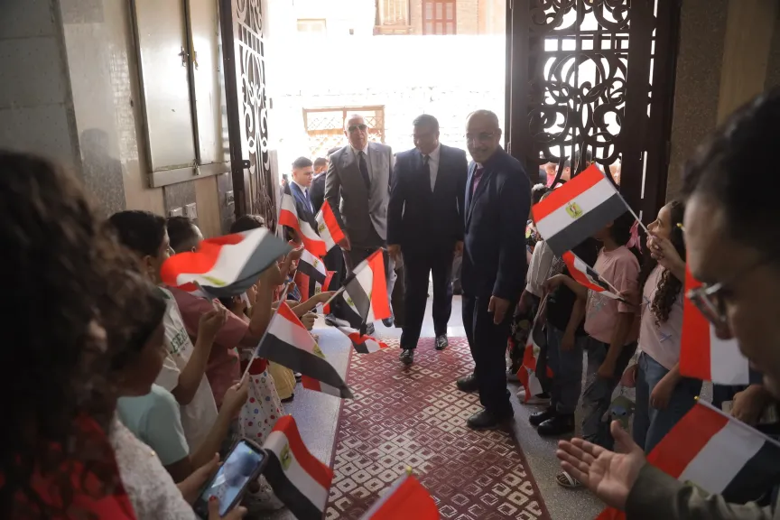 محافظ قنا ومدير الأمن يهنئان راعي الكنيسة الإنجيلية 