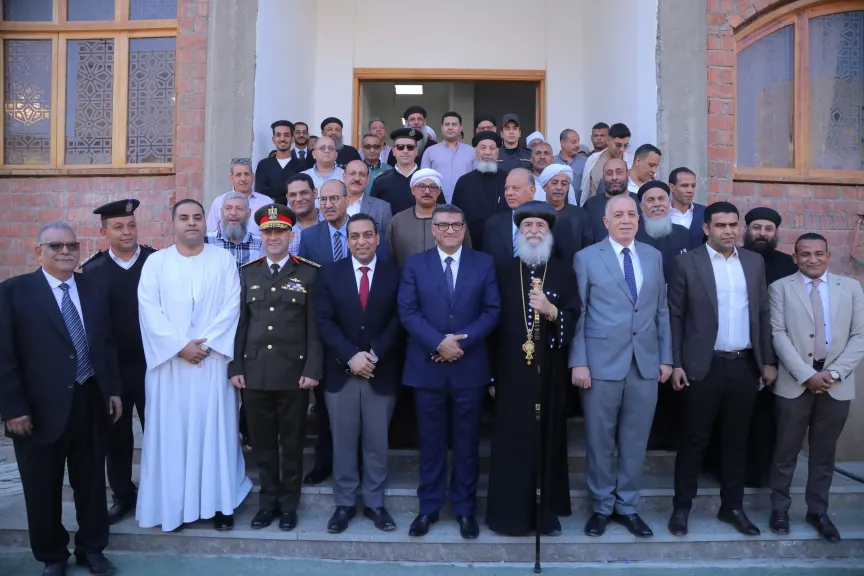 محافظ قنا ومدير الأمن يهنئان مطران قوص ونقادة بعيد القيامة 