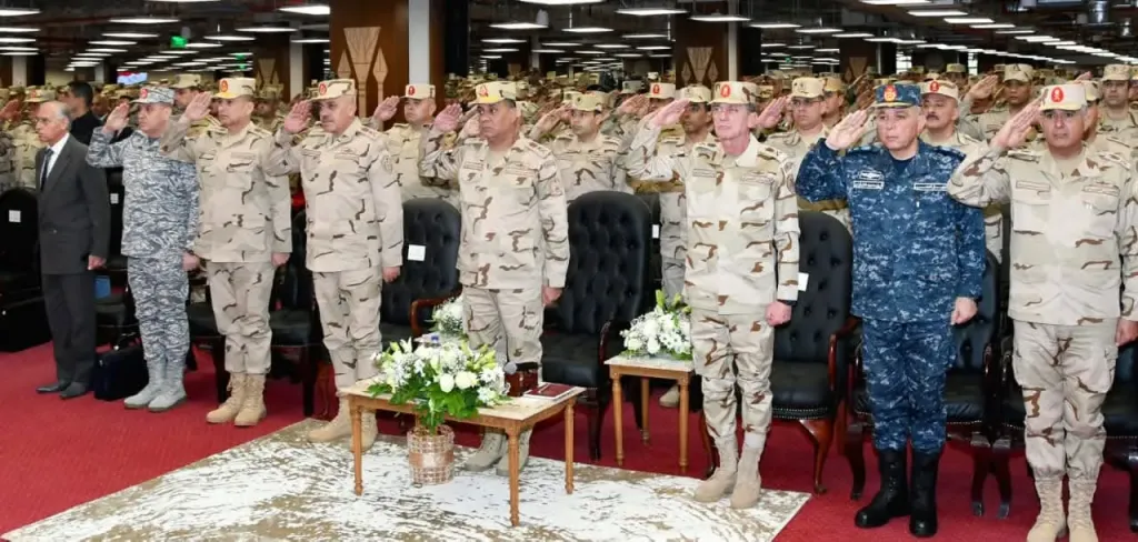 وزير الدفاع يلتقى بطلبة الدراسات العليا وطلبة الكليات العسكرية 