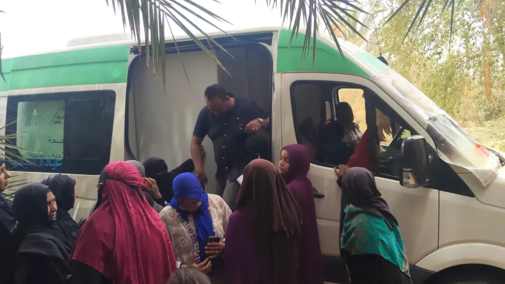 صحة قنا تعلن الكشف على 645 مواطناً بقافلة طبية مجانية 