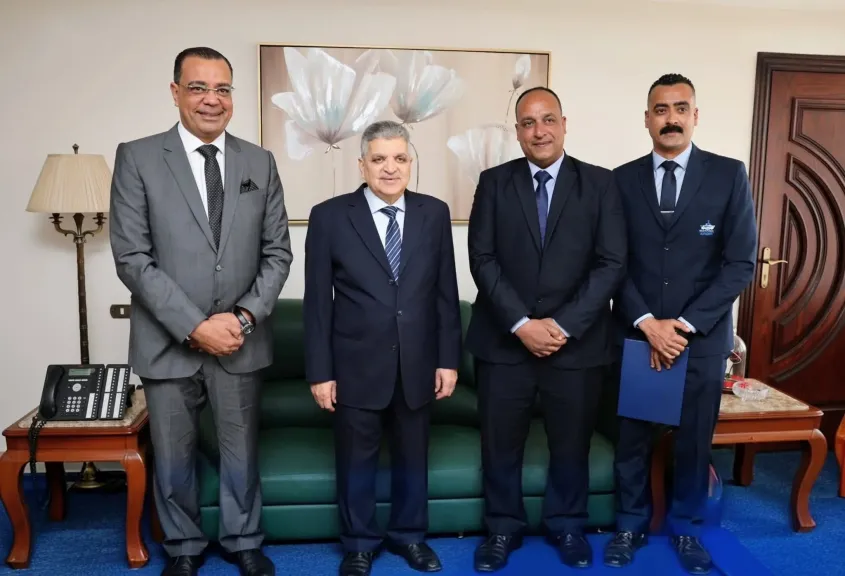 تكريم مراقب أمن بمعديات بورسعيد تقديراً لأمانته 