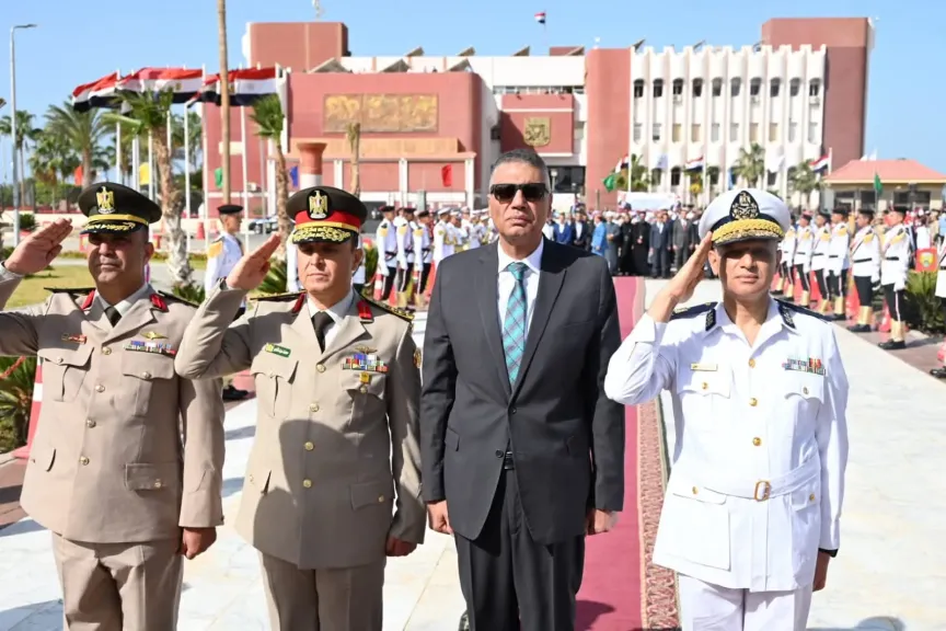 المحافظ يضع إكليل من الزهور على النصب التذكاري 