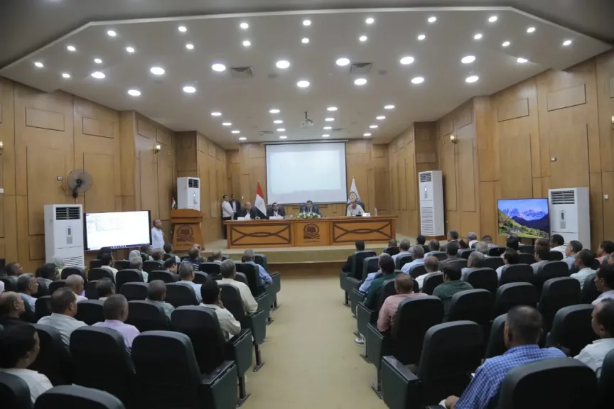 المحافظ يناقش الملفات الحيوية مع الجهات التنفيذية 