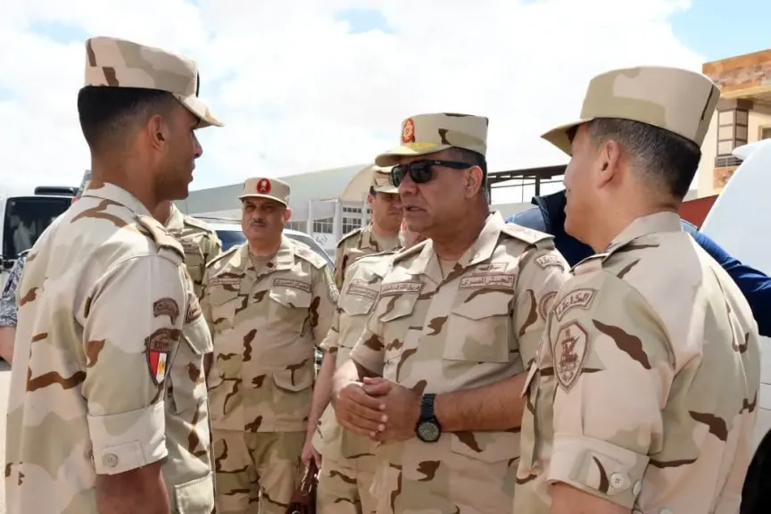 وزير الدفاع يلتقى بمقاتلى المنطقة الغربية العسكرية 
