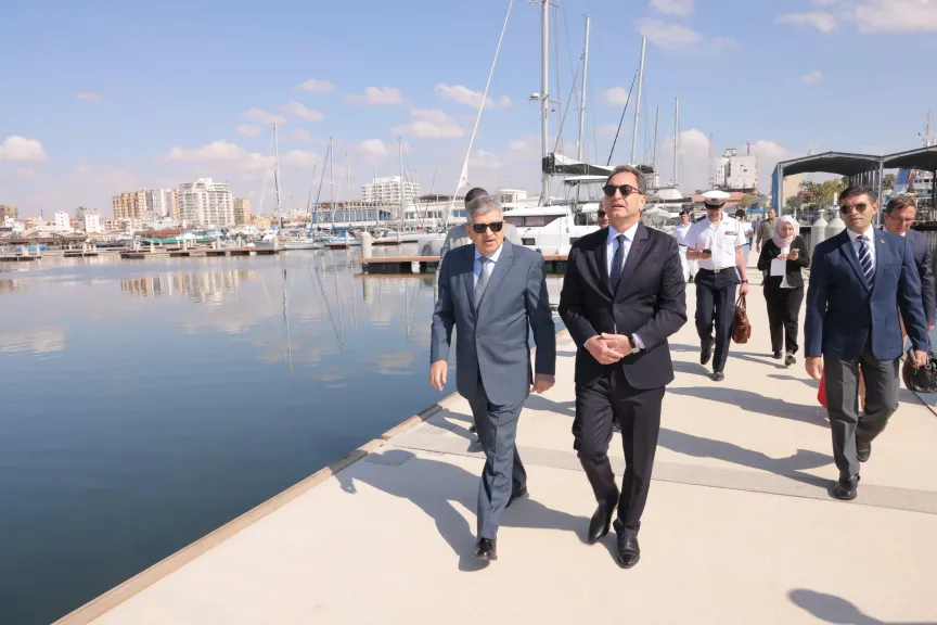عبور حاملة الطائرات الفرنسية شارل ديجول بقناة السويس 