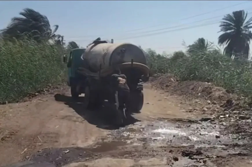 تحرير محاضر لسيارات كسح تلقي بمخلفاتها بالترع 
