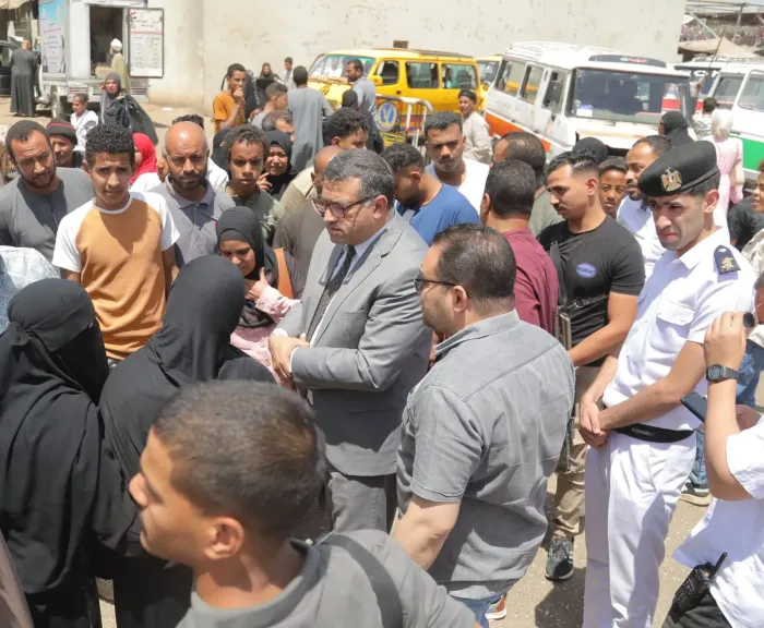 محافظ قنا يتفقد مجمع المواقف والسوق الحضاري 