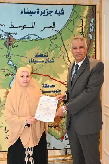 تسليم عقود تقنين أراضي لمواطنين بمنطقة الرويسات 