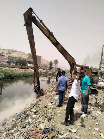 محافظ أسيوط يوجه برفع تراكمات القمامة على ضفاف ترعة الملاح بحي غرب حفاظًا على البيئة والصحة العامة