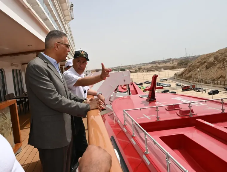 المحافظ يستقبل الباخرة السياحية آرويا بميناء شرم الشيخ 