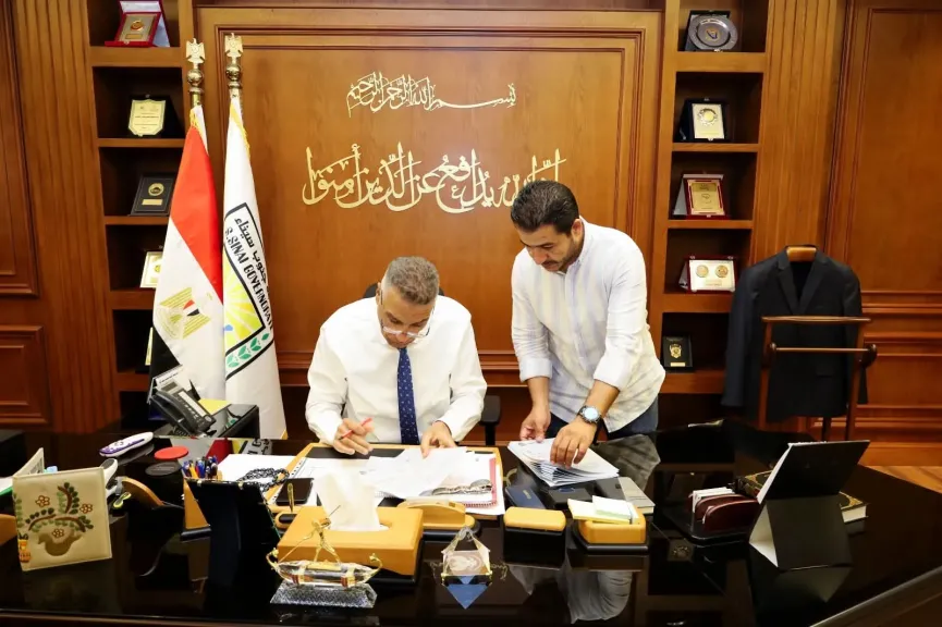 توقيع عقود تقنين أراضي أملاك الدولة بمدينة دهب