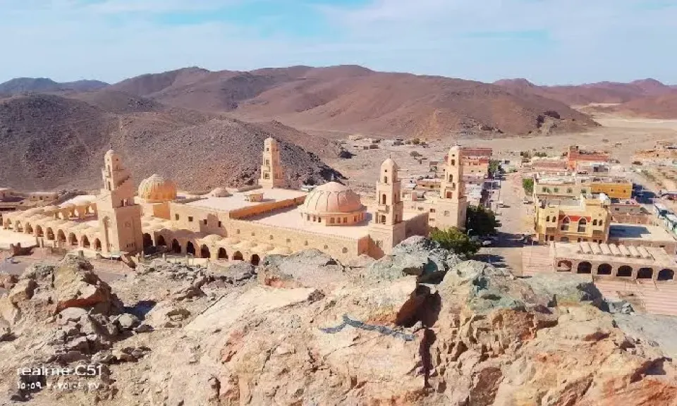 إدفو بوابة المريدين إلى سيدي أبو الحسن الشاذلي في أجواء روحانية تتزامن مع عيد الأضحى