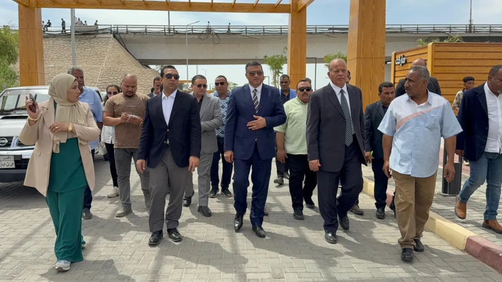 محافظ قنا يتفقد كورنيش النيل الجديد 