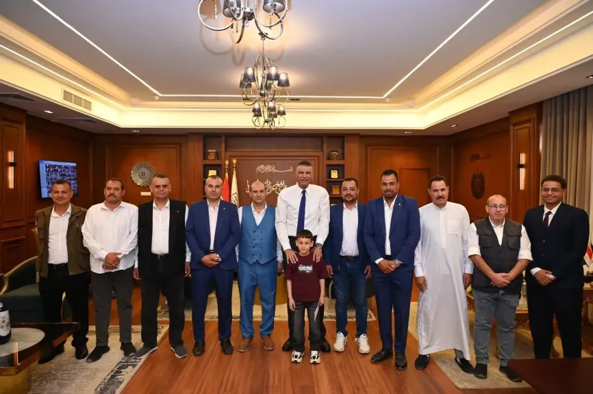 المحافظ يستقبل جموع المهنئين بديوان عام المحافظة 