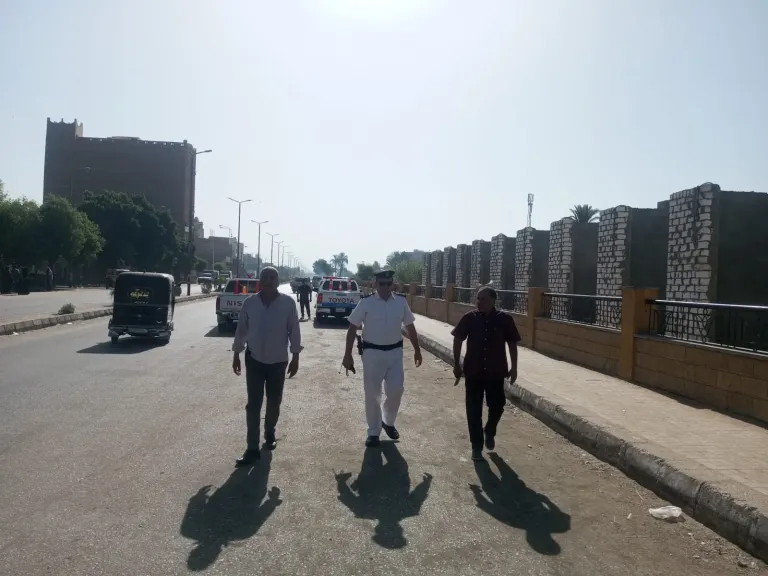 نقل موقف السمطا العشوائي بطريق مصر-أسوان الزراعي بدشنا 